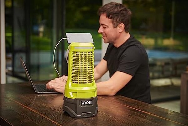 Découvrez notre test complet de la lanterne insecticide Ryobi 18V One+ UV. Avis sur l'efficacité, l'autonomie et les performances de ce piège à insectes écologique sans produits chimiques. 
