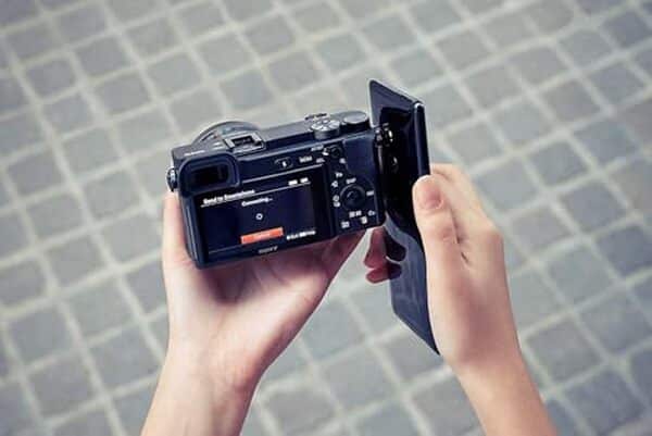 Découvrez notre test détaillé du Sony Alpha 6400, l'appareil photo hybride idéal pour le vlogging avec autofocus performant et vidéo 4K. Caractéristiques, avantages et prix. 